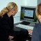 zwei Frauen vor einem Computer als Ausdruck für Beste Aussichten für IT-Spezialistinnen