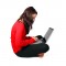 Frau sitzt gekrümmt mit Laptop auf dem Schoß - Richtiges Sitzen im Büro geht anders - PublicDomainPictures - pixabay