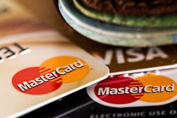 Kreditkarten für Freiberuflerinnen und Gründerinnen MasterCard und Visa auf einem Tisch