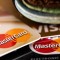 Kreditkarten für Freiberuflerinnen und Gründerinnen MasterCard und Visa auf einem Tisch