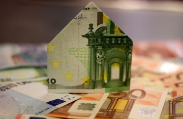 Fremdfinanzierung durch GRünderkredit - Euronote zum Haus gefaltet