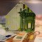 Fremdfinanzierung durch GRünderkredit - Euronote zum Haus gefaltet