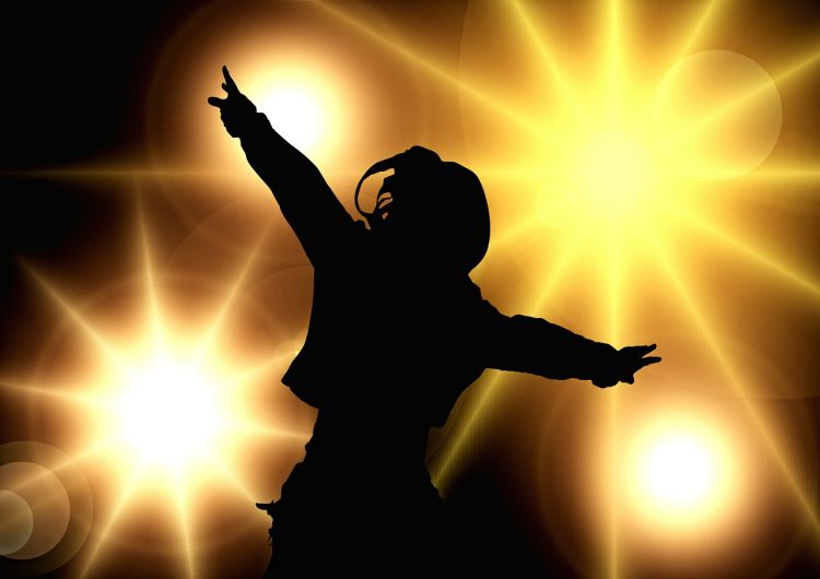 Frauenshilouette tanzt im Scheinwerferlicht - Setz' Dich ins Licht