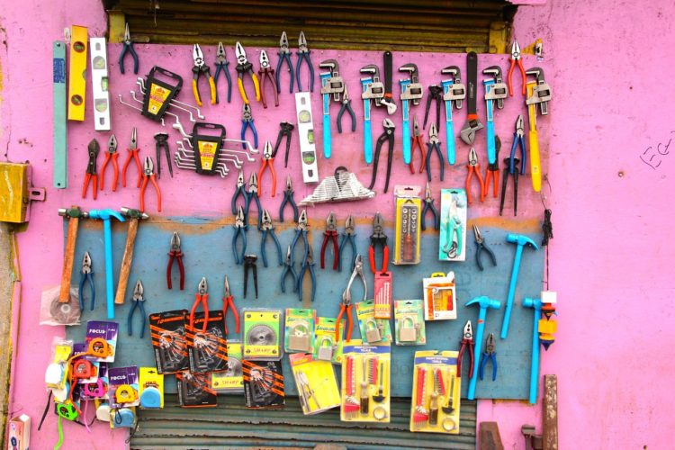 Werkzeuge vor einer pinkfarbenen Wand - Gründerinnen Werkstatt