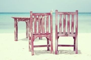 Stühle am Strand - SPitzenfrauen im Norden