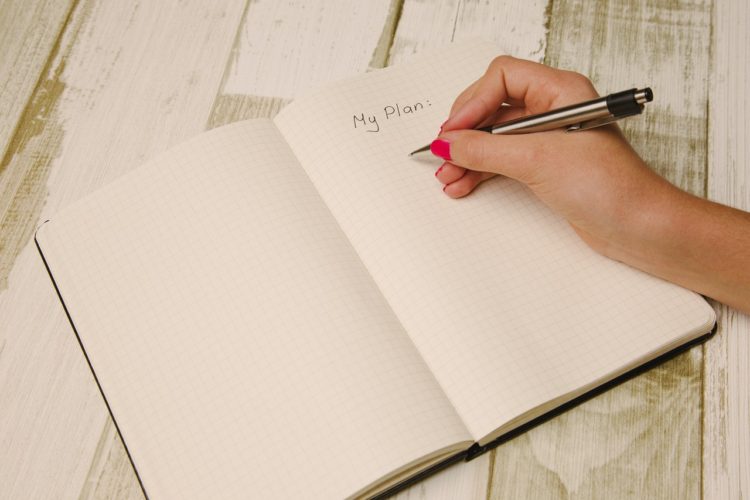 Hand mit Stift schreibt checklist nebenberuf