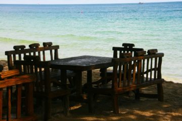 Stühle und Tische am Strand - Summer school