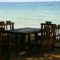 Stühle und Tische am Strand - Summer school